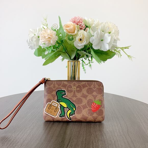 Coach CW856 Corner Zip Wristlet In Signature Canvas With Sticker Print IN Tan - Picture 1 of 4